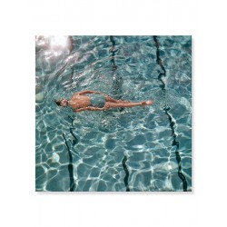 Постер "Модель плавает в бассейне. Фото Фреда Лайона"